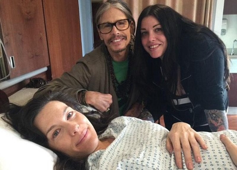 Steven Tyler so svojimi dcérami v nemocnici, po tom, čo Liv Tyler porodila